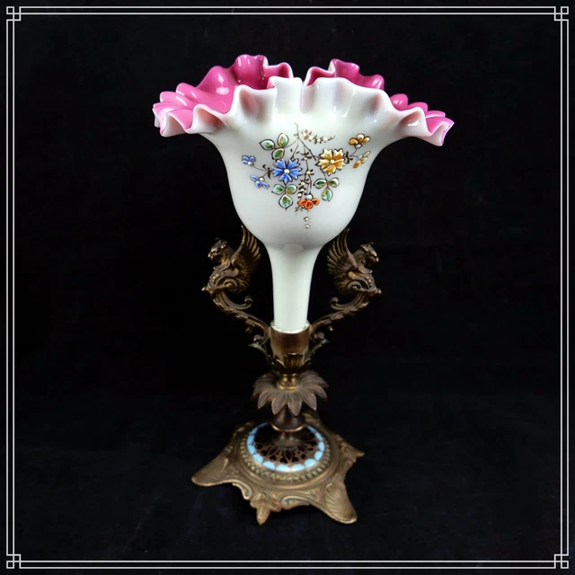 Vase cornet art nouveau en opaline blanche par Portieux - Collection
