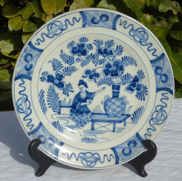 Delft - Assiette en faïence à décor en camaïeu de bleu, décor au chinois. XIXe s