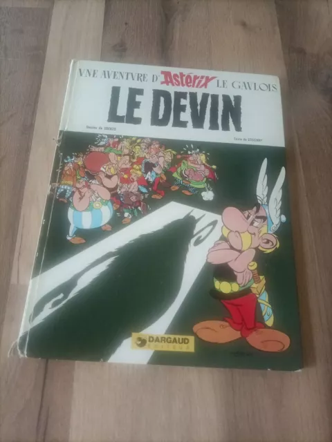 Livre BD Astérix Le Devin