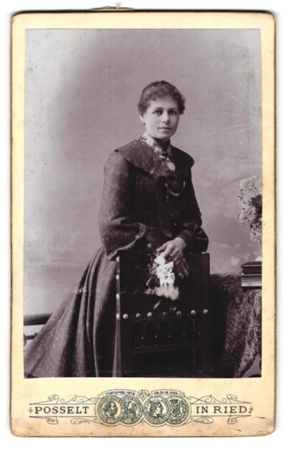 Fotografie Karl Posselt, Ried, Kirchenplatz 46, Junge Dame im Kleid mit Blume