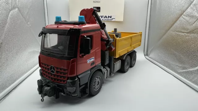 (03651) - Bruder MB Arocs Baustellen-LKW mit Kran, Schaufel/Paletten, S.GUTER Z.