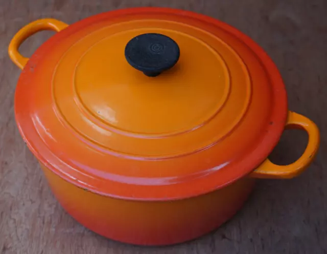 Le Creuset Gusseisen vulkanisch orange 22 cm Auflaufschale mit Deckel