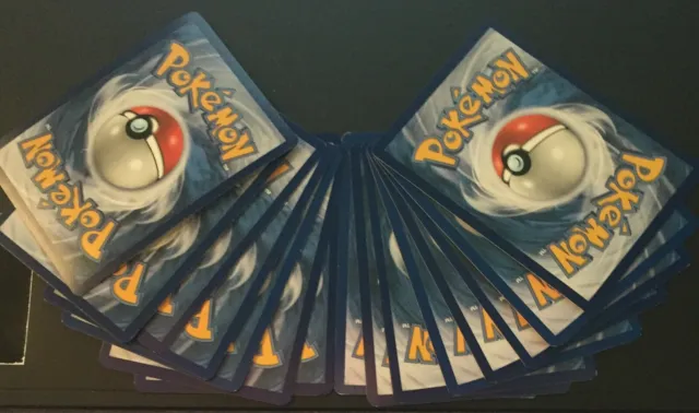 pacchetto da 20 carte diverse rarità pokemon