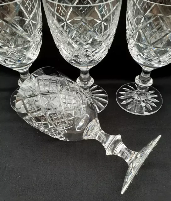 4 x EARLY SCRIPT MARK EDINBURGH CRYSTAL WINE GLASSES IN EXCELLENT CONDITION