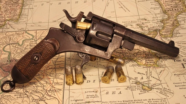 Tableau Sur Toile - Armes à Feu Pistolet Revolver - Décoration Murale 50x70 Cm - Neuf Dans Son Emballage D'origine