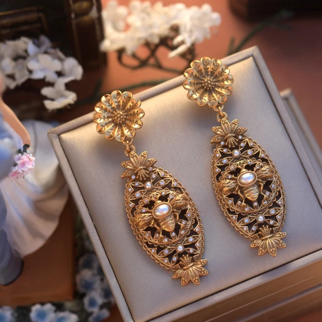Boucles D'Oreilles Dormeuses Art Nouveau - Motif Abeille Et Fleur Doré - Style Victorien - Neuf Sans Emballage