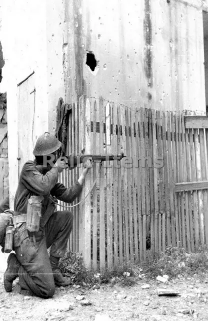 WW2 Picture Photo 1943 Canadian soldier with Lee-Enfield rifle Italy 2208