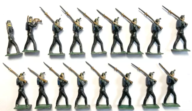 17 soldats de plomb, piétons, demi rond de bosse CBG