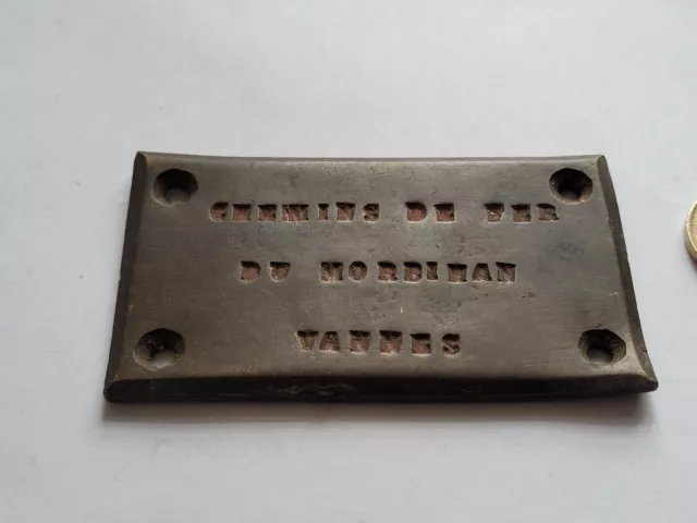Ancienne plaque de chemin de fer du Morbihan Vannes Bretagne en bronze? 9,2X5 cm