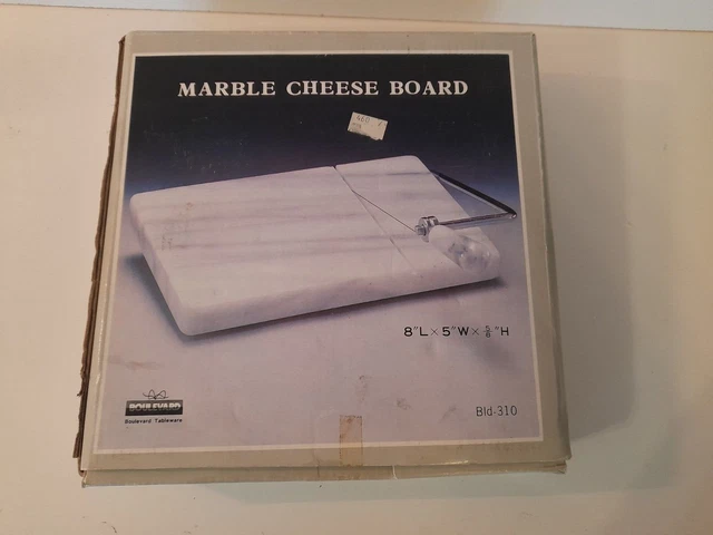 Weißer Marmor Käsebrett mit Schneiddraht.