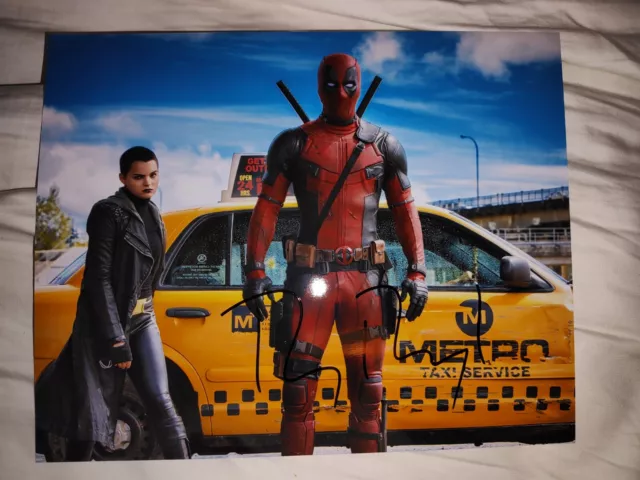 Ryan Reynolds 10 x 8 Hand Signed Photo with COA