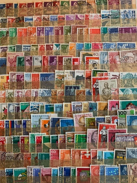 Sammlung von 365 verschiedenen  Briefmarken aus Österreich und der Schweiz