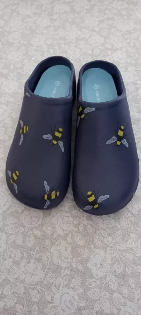 Briers - Navy blue lightweight slip on Clogs, Bee print, size UK 8