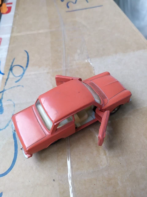Taunus 12M rouge de Dinky Toys Meccano Made in France, n°538 63 6