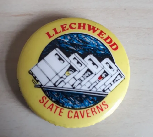 LLECHWYDD SLATE CAVERNS Vintage Collectors Pin Badge, WALES, Memorabilia, 30mm