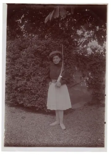 LIV00712 Original Vintage Photo Photography Women Fashion Rifle Hat Garden