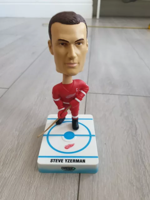 Detroit red wings steve yzerman Bobble Head NHL upperdeck 2002 Bobblehead Detroit red wings steve yzerman Bobble Head NHL upperdeck 2002 Bobblehead