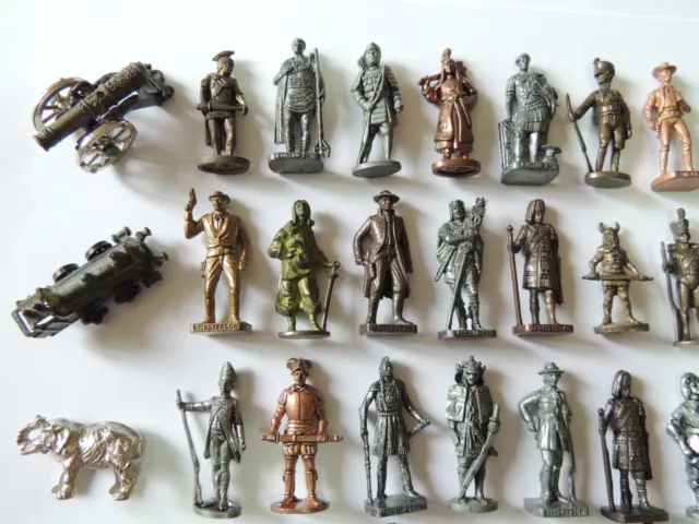 Beau lot de 40 figurines Kinder en métal 2