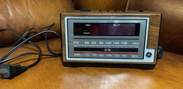 Vintage GE General Electric Alarm Clock Radio Model 7-4601A AM/FM Tested Works