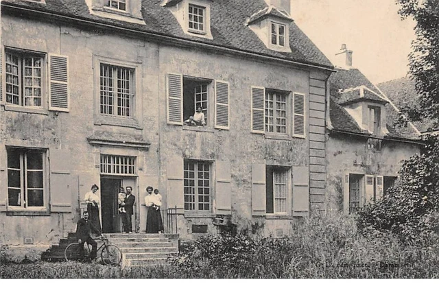 A Identifier - n°91495 - Une famille sur le perron d'une maison - Carte photo