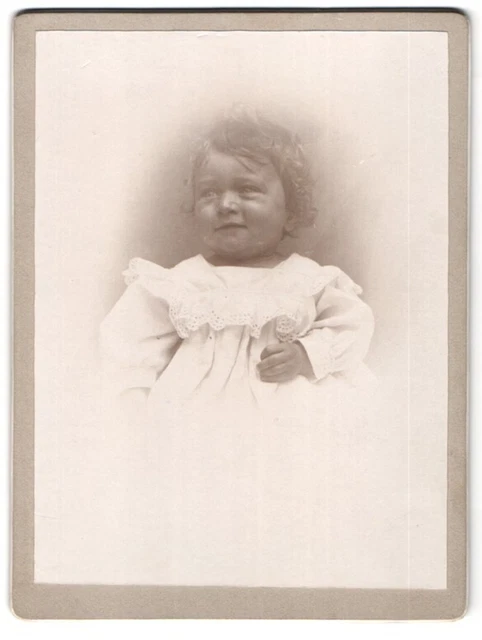 Fotografie unbekannter Fotograf und Ort, Portrait kleines Mädchen im weißen Kle