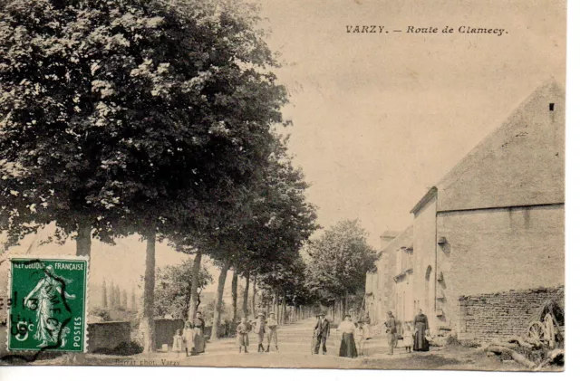 CPA de VARZY (58 Nièvre), Route de Clamecy, années 1900