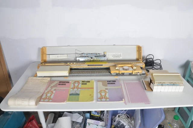 MACHINE À TRICOTER électronique vintage Singer modèle 560 fabriquée au