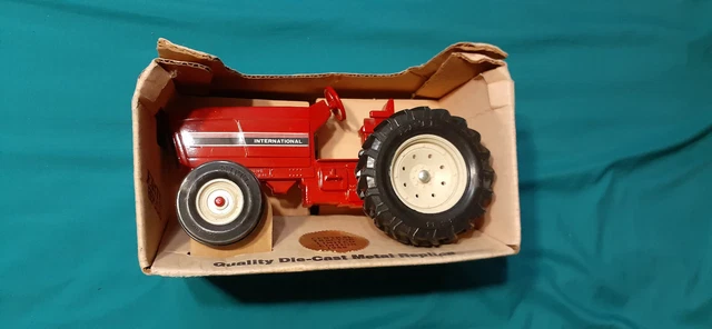 JORITZ! Ertl International Row Crop Tractor, #415, Central Limited Edition. 1/16