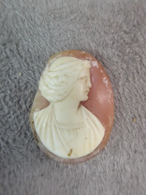 BEAU CAMEE: FEMME aux tresses. Ancien.