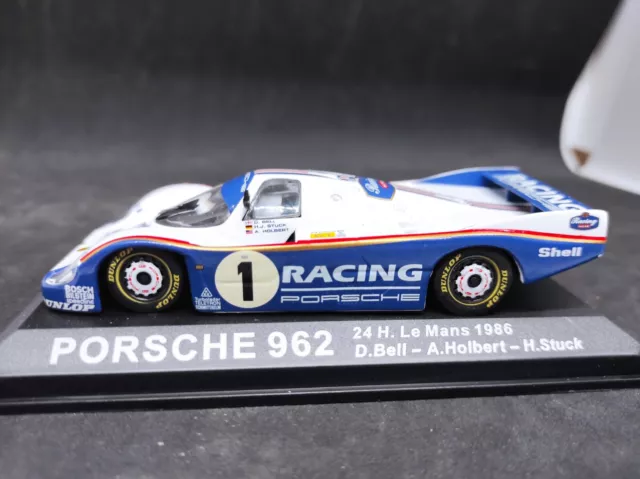 Porsche 962 #1 /43  LE MANS 1986  Bell IXO Altaya sur socle