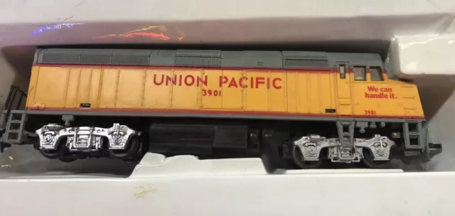 HO Scale Union Pacific Diesel Locomotive #3901 & 49940 Caboose Set