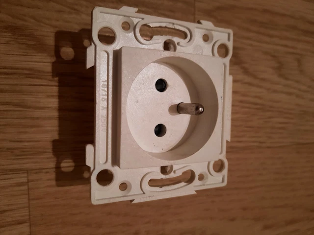 Arnould espace Première série -- Prise 2P+T-- connexion à vis