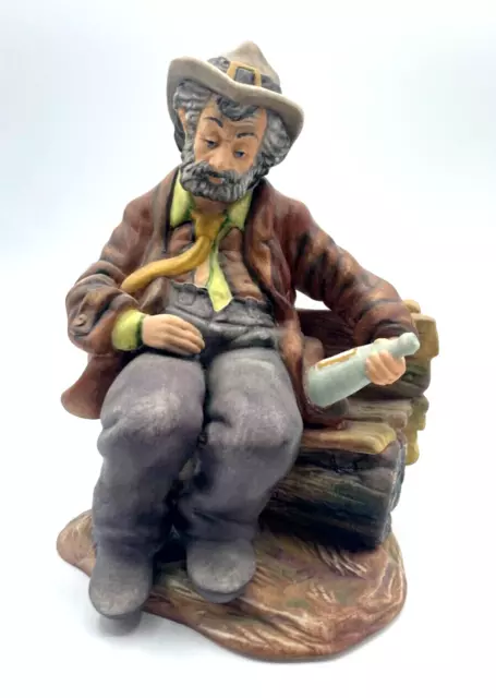 Vintage Porzellan Figur Clochard Vagabund auf Bank Biskuit handbemalt H 17 cm