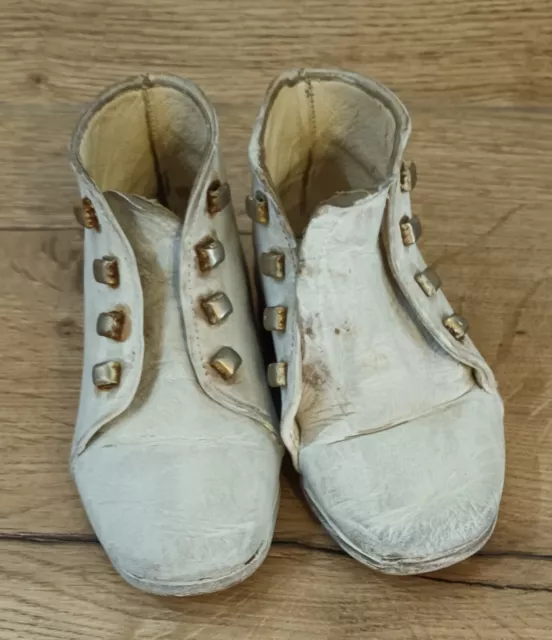 Ancienne paire de chaussures enfant bébe en cuir P 20