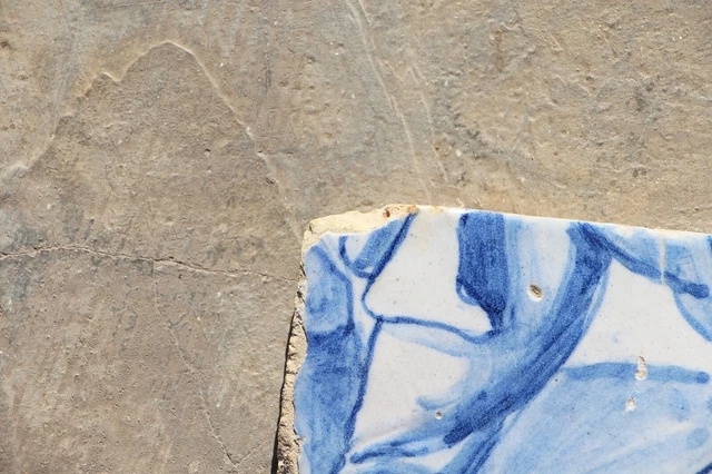 18th Century Blue and White Portuguese Tile depicting a Gentleman Walking 3