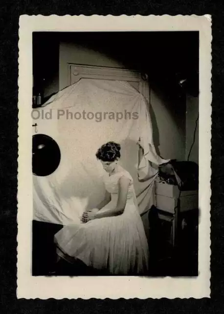 Makeshift Photo Studio Light Backdrop Young Lady Old/Vintage Photo Snapshot-L125