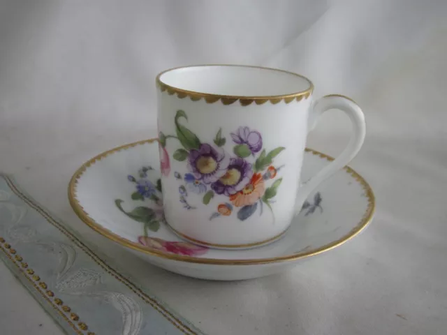 Schöne Nymphenburg Jugendstil Moccatasse mit Blumen und Gold