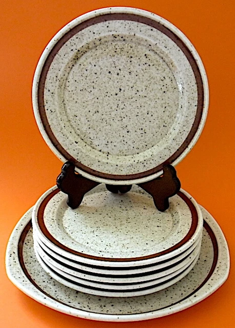 Service à dessert en porcelaine de Sologne : un plat et six assiettes à dessert.