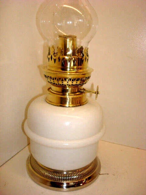 RAVISSANTE LAMPE à PÉTROLE ENTIEREMENT RESTAUREE