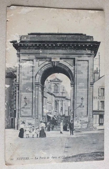 Cpa - Nevers - La Porte De Paris Et L Eglise Saint Pierre - 22