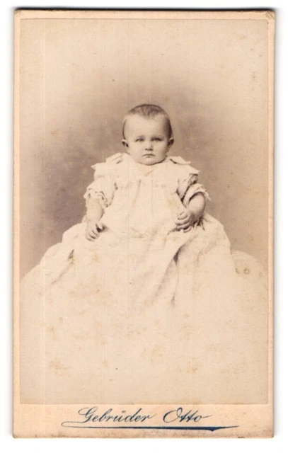 Fotografie Gebrüder Otto, Oranienburg, Berliner Str. 15, Säugling mit traurigem