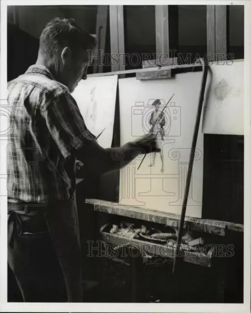 1962 Press Photo Artist Tom Lovell finishes painting an American soldier of 1781