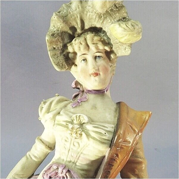 STATUE FEMME ELEGANTE EN BISCUIT POLYCHROME @ SHIPPING WORLDWIDE - Porcelaine