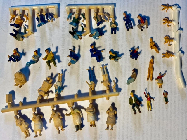 Preiser HO une trentaine figurines personnages divers peints ou à peindre