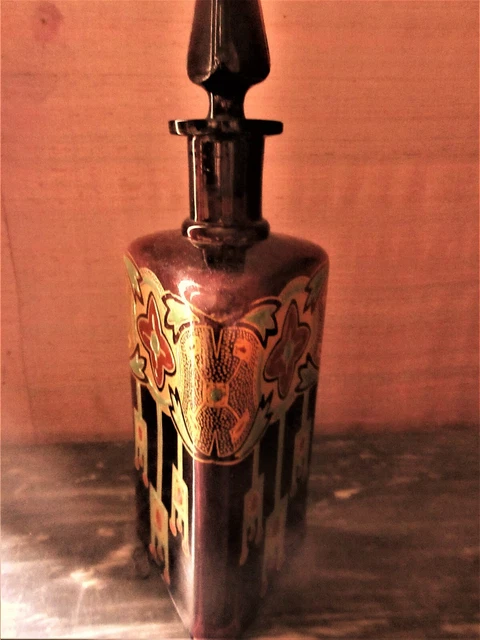 Carafe De Section Triangulaire En Verre Aubergine Emaille De Decor Floral Et Or