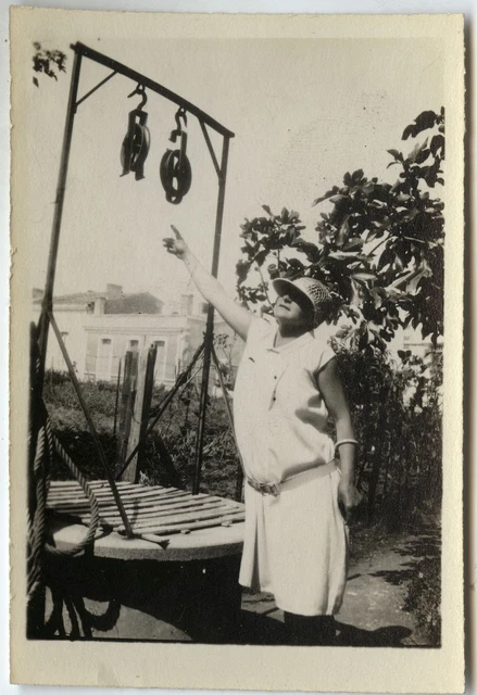 Photo Ancienne - Vintage Snapshot - Femme Mode Jardin Puits Poulie Drôle-Fashion