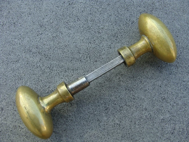 Poignées de porte ancienne en laiton.