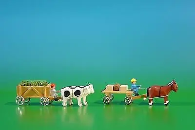 2 Miniatur Gespanne Kastenwagen in natur mit Ochsen , Ladung: Gras-Ladung und Le