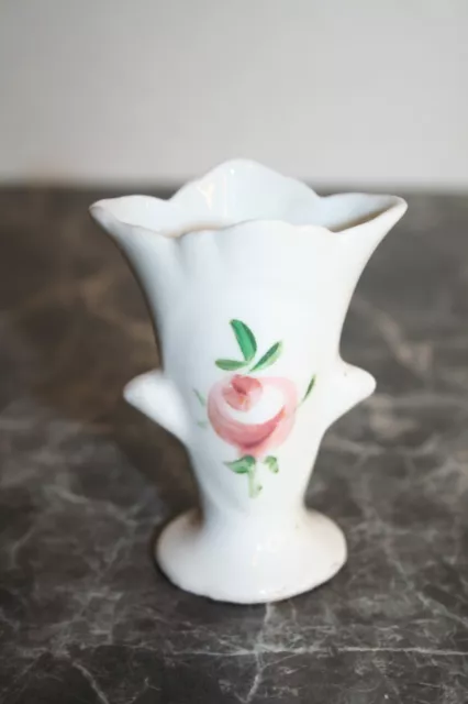 joli vase de mariée miniature en porcelaine de Paris, décor floral