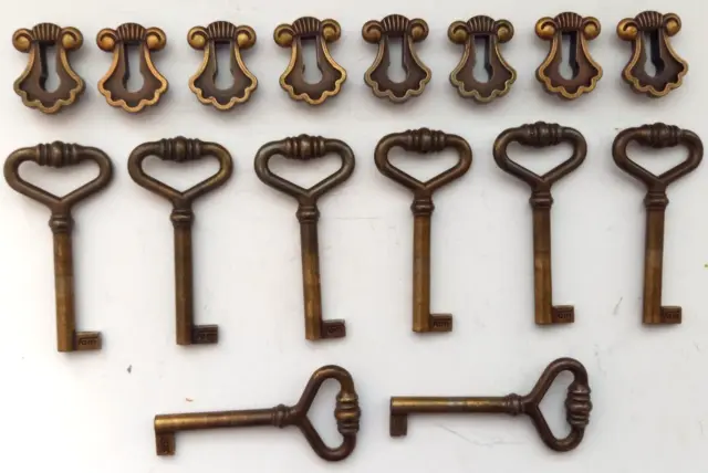 8 St. Möbelschlüssel mit Schlüssellochblende, Antik - Stil, gebr., guter Zustand